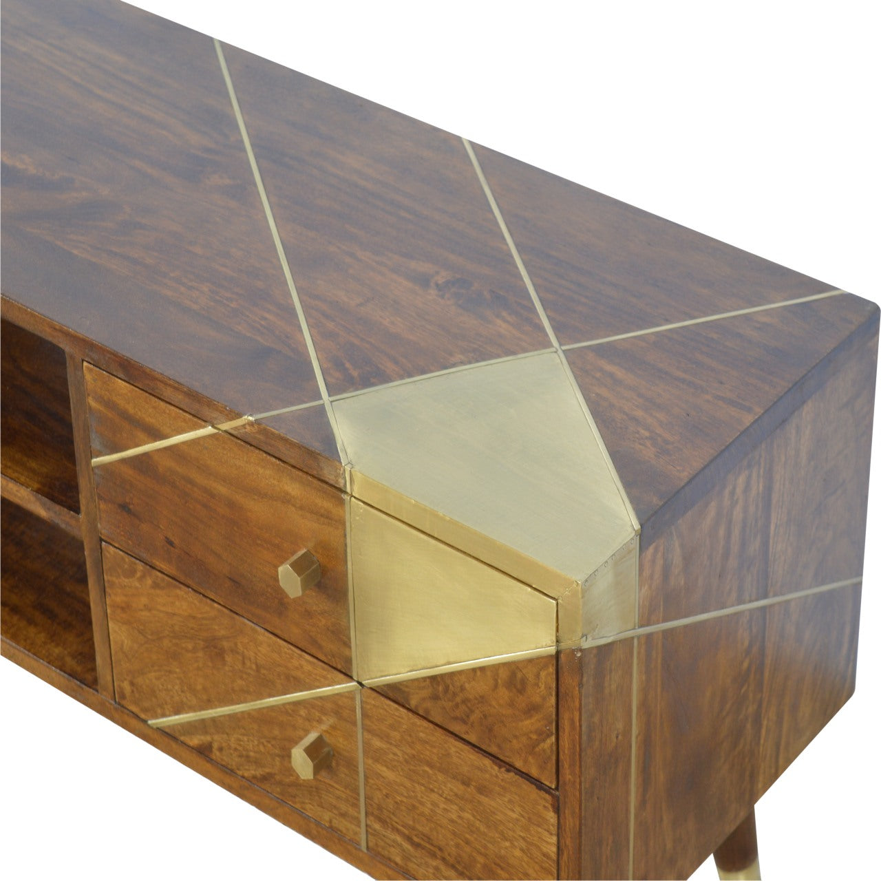 gold-geo-chestnut-media-unit-2at Willow and Wine!