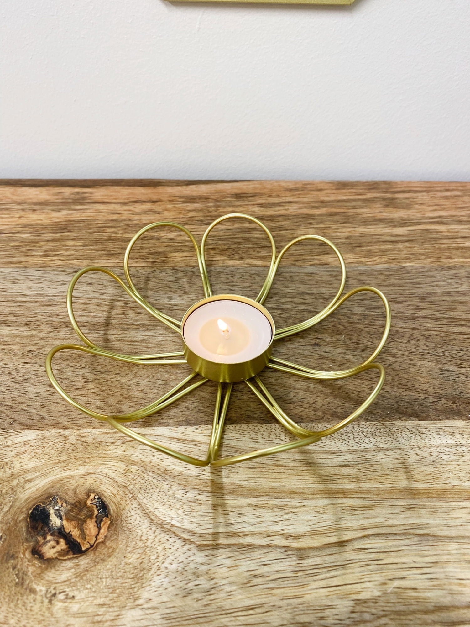 flower-wire-tealight-holderat Willow and Wine!